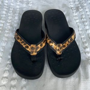 Vionic animal print flip flops size 9